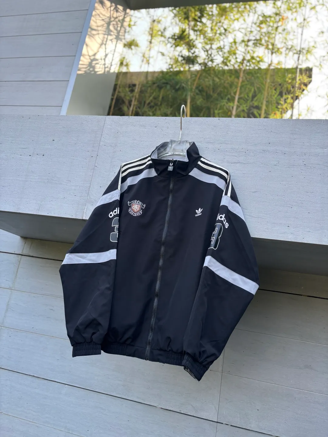 🈴2 color collection/reversible thin jacket📝𝟭𝟬𝟲𝟴𝟳# Exclusive real shot/difference between various stolen pictures and online version on the market [Top version·Adidas clover men and women Same Stylel H REV JKT jacket official website synchronization] ✅Full set of 1:1 customized accessories ➕Customized three-label ➕𝗬𝘂𝗮𝗻 version hang tag ➕𝗹𝗼𝗴𝗼 packaging bag🔥 ➕Scan the tag to enter the official website. ✅The top version, ins Xiaohongshu has many bloggers wearing it. ✅Adi’s absolute Hot Sale star Same Style details are online, feel free to compare! Classic embroidery on the chest, fixed color and classic three-bar stripes, Classic will never go out of style! Versatile is not picky, the original model is perfect for the upper body, so buy it with your eyes closed! "Self-view of quality control with real photos of store owner's details" What you see is what you get # Full text real photos 📷 Never save a penny of cost! ! ! ⭕The high version of the best products🐮is different from the junk products in the market🗯️The same picture but different prices means different versions. ❌Don’t be fooled by the same copywriters and pirated pictures from outside that mix and distribute high-luxury pictures at low prices. After comparing the quality, you will know where the gap is. Don’t lie. I don’t guarantee that my products are the cheapest, but I definitely guarantee that they are worth every penny of your hard-earned money! ‼ ️We don’t slash prices or lower prices, we supply products with heart and only make high-end versions!!! Breasts Jimei must see the details of my home clearly, the pictures of my home are all taken by the owner himself❤️ Color: Black White Size: S-XXL